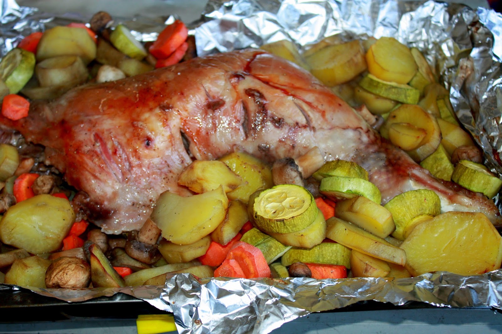 Свинина запеченная с овощами в духовке